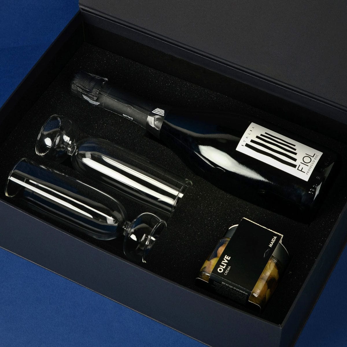 Ready to ship luxury corporate gift set with Italian artisan products